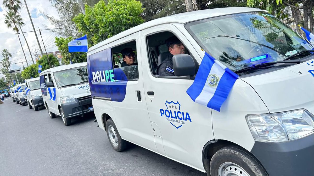 merino_monroy's tweet photo. Los voy a sorprender con la presentación de la @PNCSV este 15 de septiembre, me dijo el Comisionado General Mauricio Arriaza Chicas, al salir de la reunión para coordinar los actos de conmemoración de la independencia patria. 

Su compromiso inquebrantable con la seguridad y el bienestar de El Salvador deja un ejemplo que perdurará en todos los miembros de la corporación policial y en el corazón de los salvadoreños. Compañero y hermano, agradecemos profundamente tu servicio y sacrificio. 

¡Honor y gratitud a quienes trabajan incansablemente por nuestra nación!