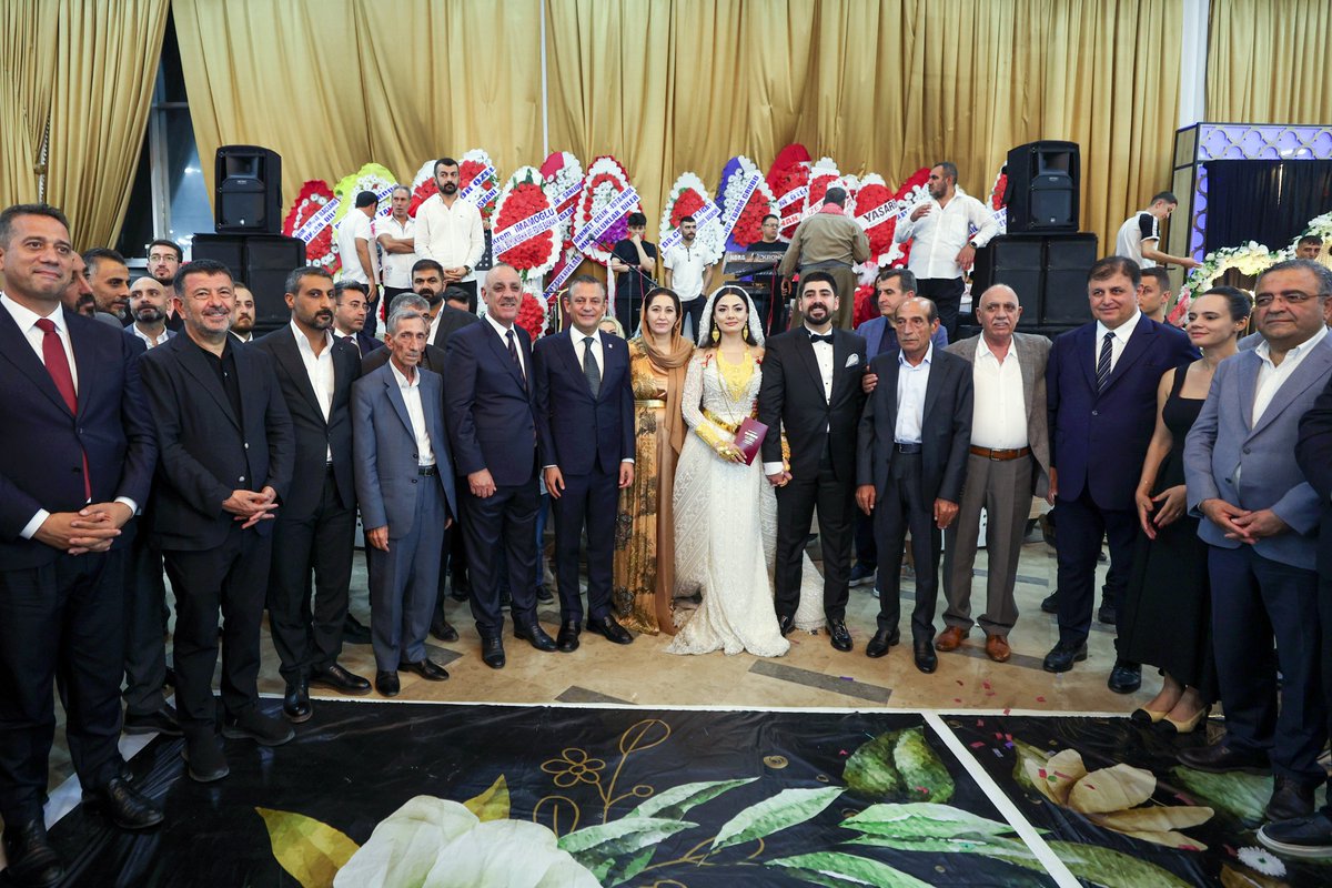 Cumhuriyet Halk Partisi Genel Başkanı Özgür Özel, CHP önceki Mardin İl Başkanı Mehmet Kılınçaslan’ın oğlu CHP Mardin İl Sekreteri Azad ve Nurhan çiftinin düğün törenine katıldı. Genç çiftin nikah şahitliğini de yapan CHP lideri Özel, ailelerine hayırlı olsun dileklerini iletti.