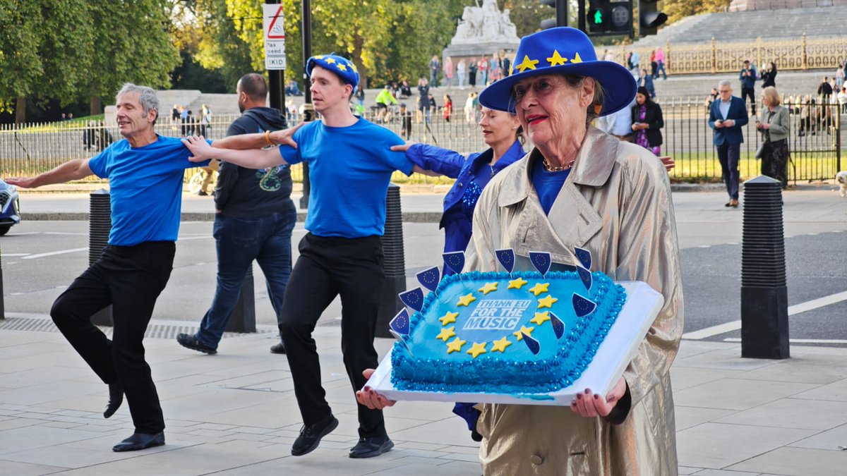 A huge shout out and Thank EU to all the fantastic volunteers who made yesterday so impactful: Carol, your cake was beyond superb, Steve and co your dancing, Bunk, the fab theramin and all who came from far and wide to hand out flags and bEUrets.
TV history again! #Brexit