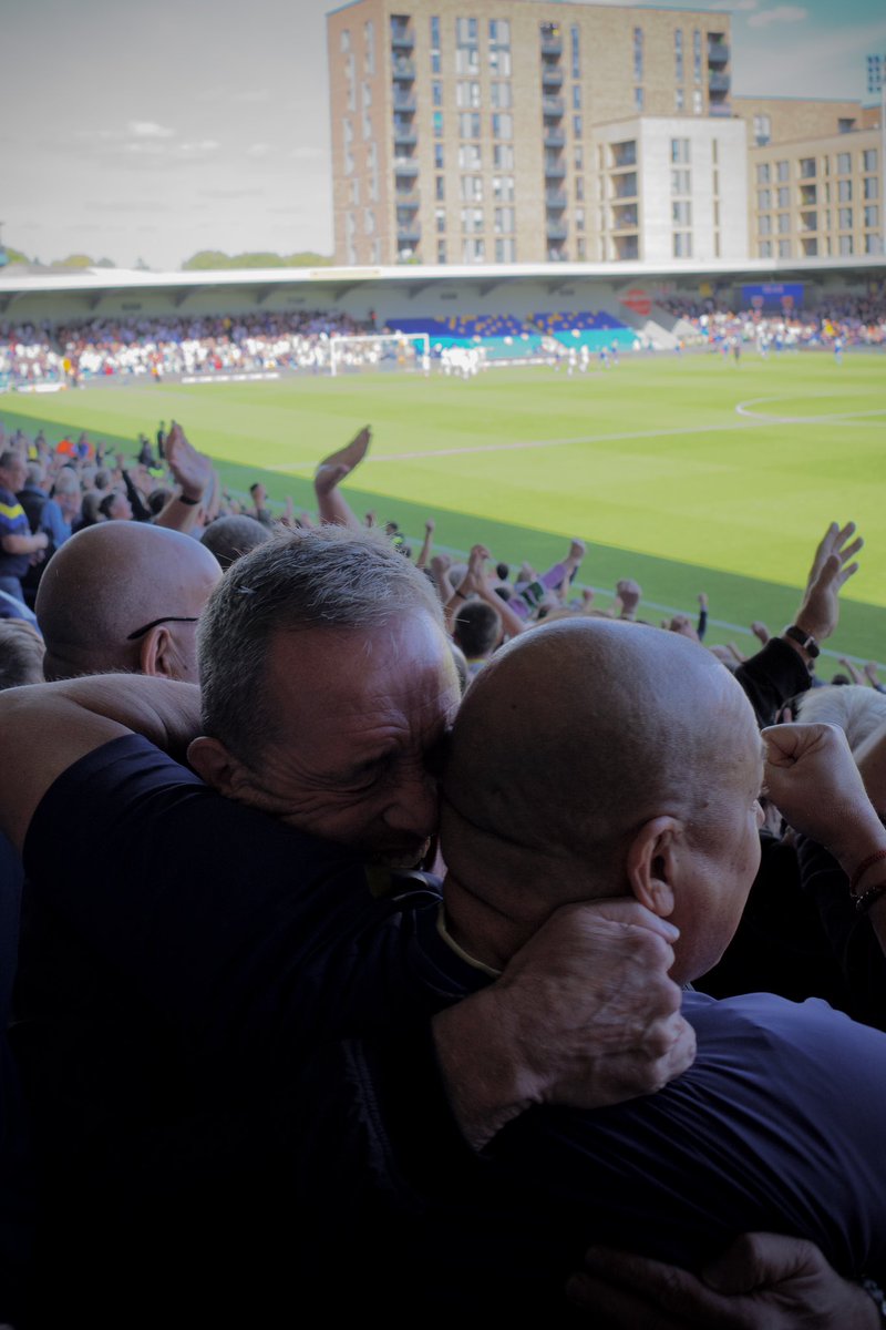 [THREAD - 🏟️]

Hier, j’ai donc assisté à la victoire historique de l’AFC Wimbledon dans le « Dons Derby ». 

Plus qu’un derby, c’est une histoire d’identité qui se jouait. ✊🏻

Récit d’une journée que les locaux nous ont indiqué être « la plus belle depuis la création du club » ⤵️