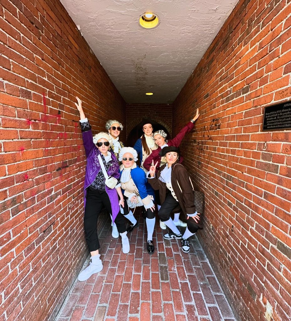 Madison_927's tweet photo. Highly recommend dressing as Founding Fathers for a history bar crawl with your best friends https://t.co/nEQuI0J3Nx