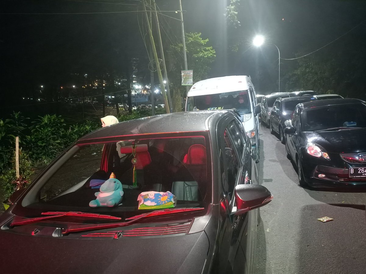 DON_Micoo's tweet image. Tolonglah kami bapak²  @TMCPoldaMetro sudah seharian terjebak di Puncak dan sekitarnya. Dari sekitar jam 11 siang  Lalulintas LUMPUH TOTAL hingga detik ini.
Kasihan banyak ibu hamil serta anak² disini 🙏🏽🙏🏽🙏🏽
#Puncak
#megamendung #bogor