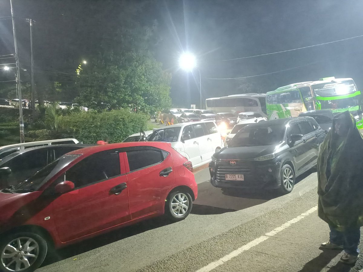 DON_Micoo's tweet image. Tolonglah kami bapak²  @TMCPoldaMetro sudah seharian terjebak di Puncak dan sekitarnya. Dari sekitar jam 11 siang  Lalulintas LUMPUH TOTAL hingga detik ini.
Kasihan banyak ibu hamil serta anak² disini 🙏🏽🙏🏽🙏🏽
#Puncak
#megamendung #bogor
