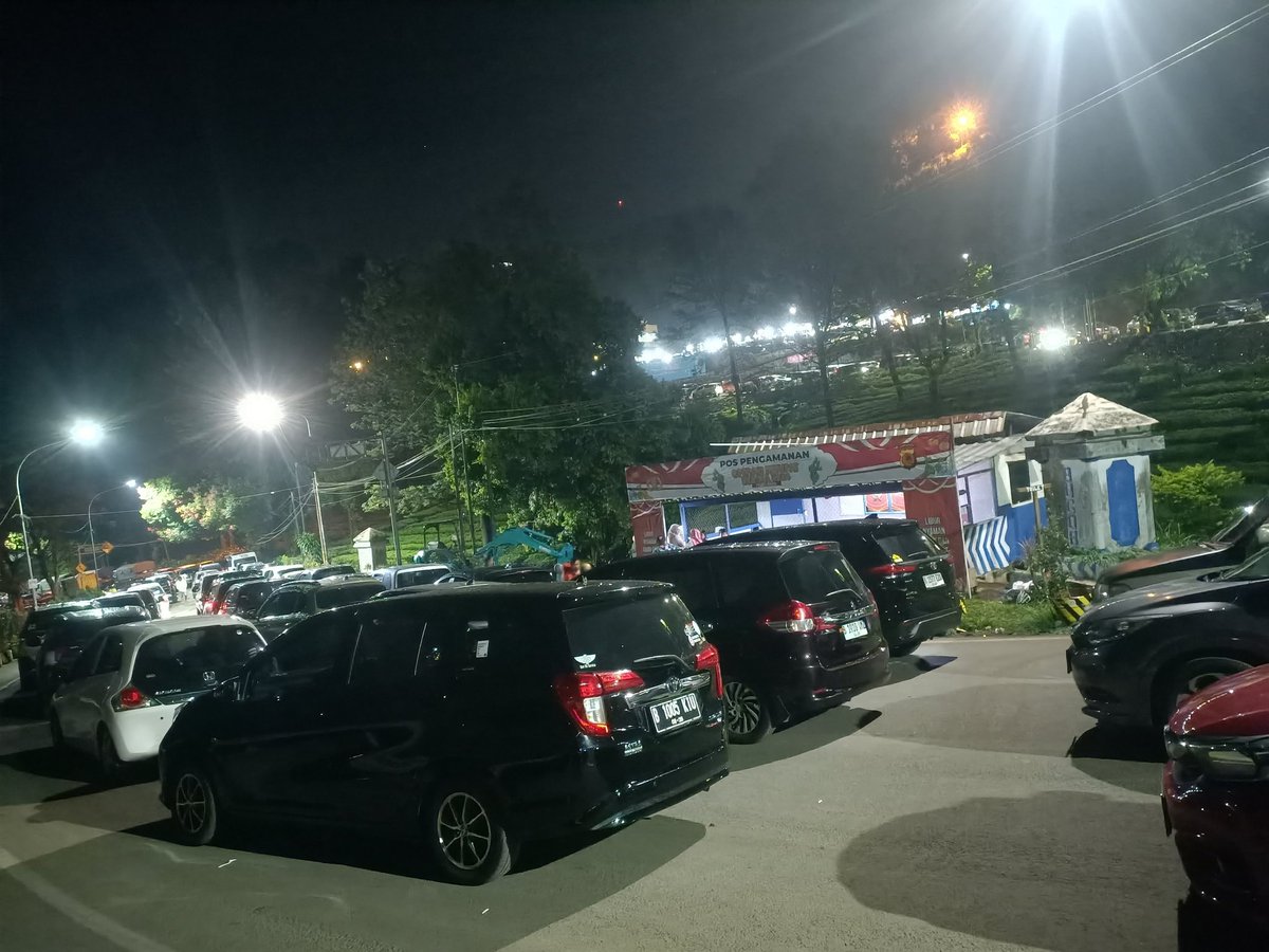 DON_Micoo's tweet image. Tolonglah kami bapak²  @TMCPoldaMetro sudah seharian terjebak di Puncak dan sekitarnya. Dari sekitar jam 11 siang  Lalulintas LUMPUH TOTAL hingga detik ini.
Kasihan banyak ibu hamil serta anak² disini 🙏🏽🙏🏽🙏🏽
#Puncak
#megamendung #bogor