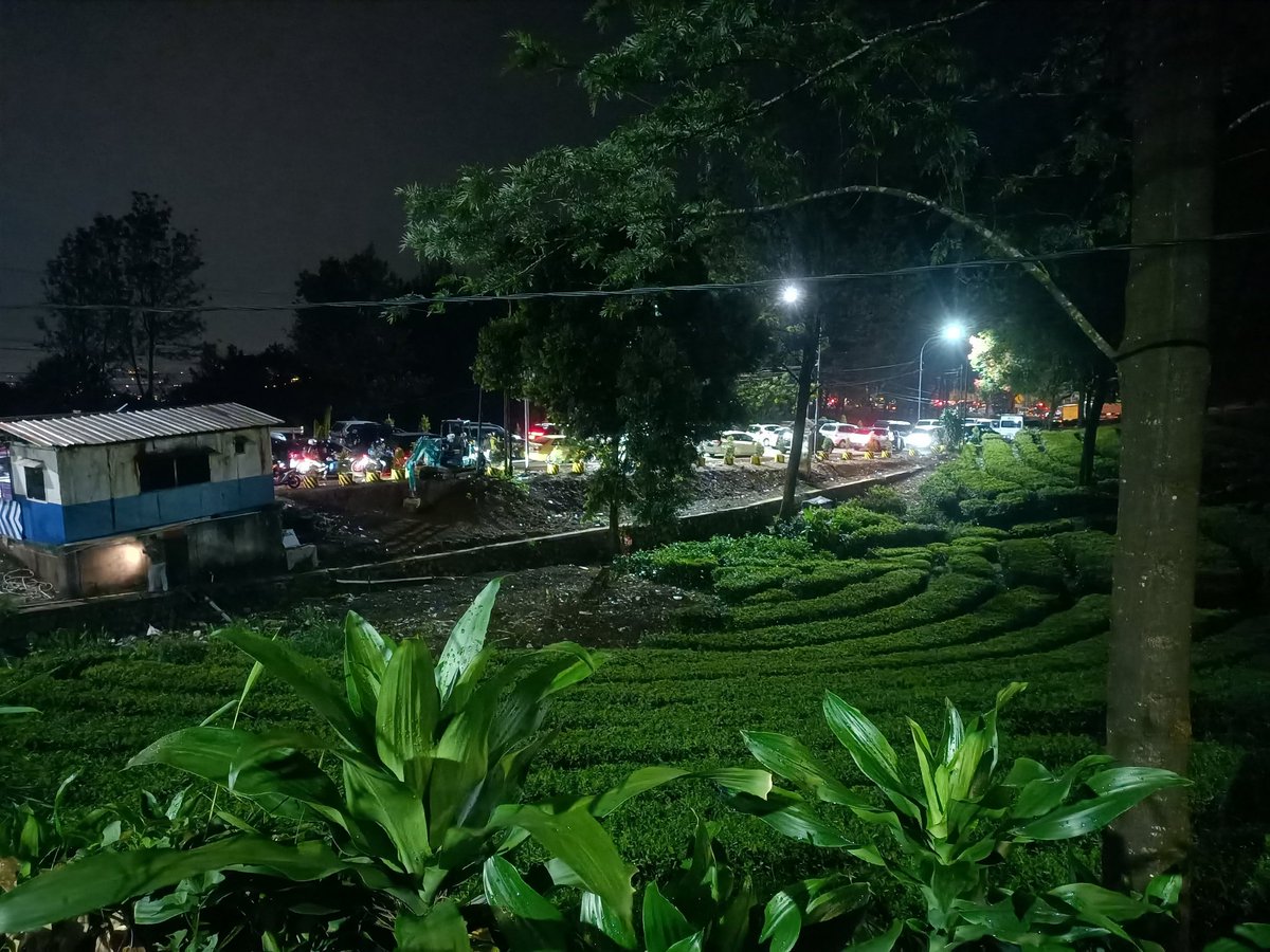DON_Micoo's tweet image. Tolonglah kami bapak²  @TMCPoldaMetro sudah seharian terjebak di Puncak dan sekitarnya. Dari sekitar jam 11 siang  Lalulintas LUMPUH TOTAL hingga detik ini.
Kasihan banyak ibu hamil serta anak² disini 🙏🏽🙏🏽🙏🏽
#Puncak
#megamendung #bogor