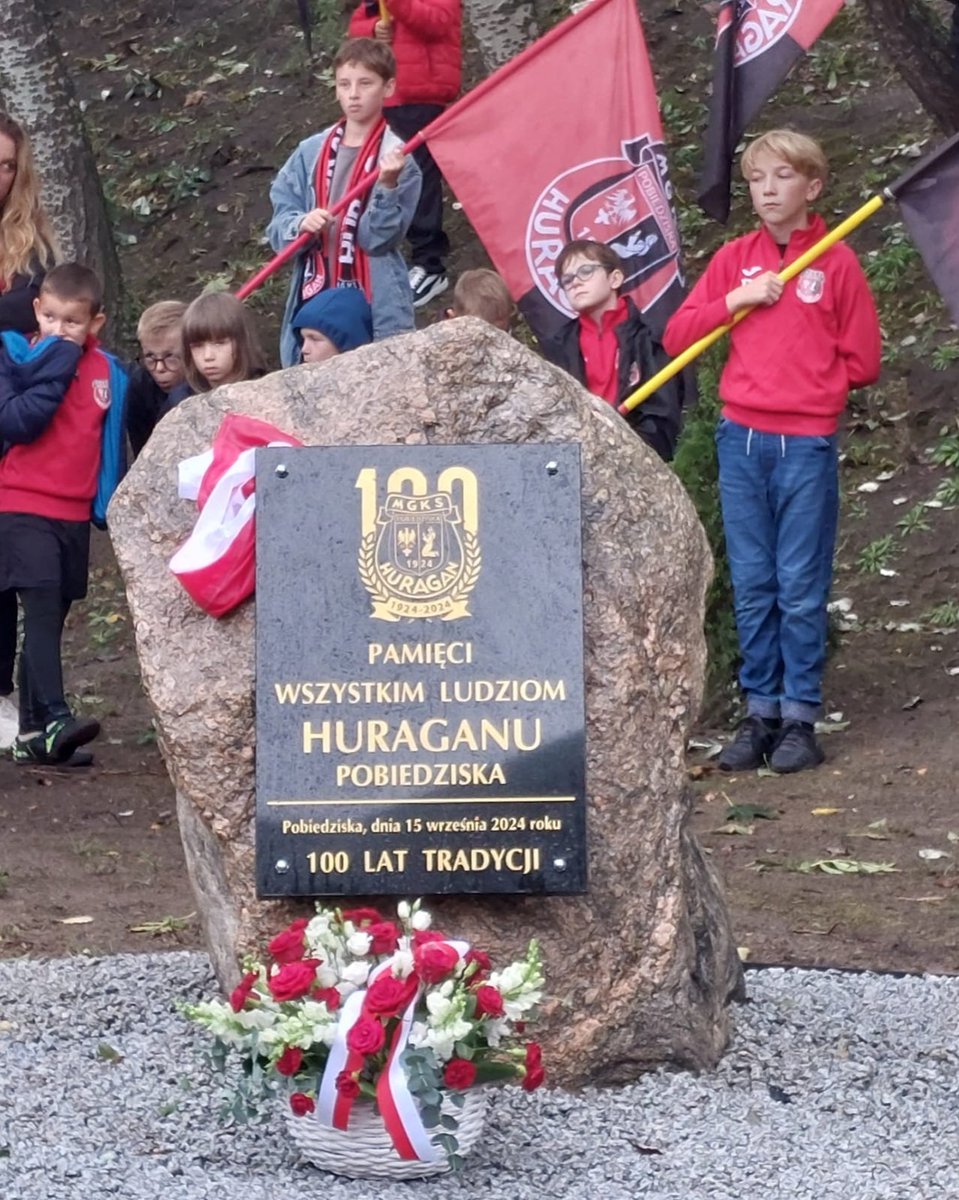 Huraganisci's tweet photo. ✅️ "Pamięci wszystkim ludziom Huraganu Pobiedziska"☝️
🔝100 lat tradycji👊

#pomnik #pamięci #100lat #huraganpobiedziska #tradycja #historia #pamięć #czerwonoczarni https://t.co/9cPkW8LC9F