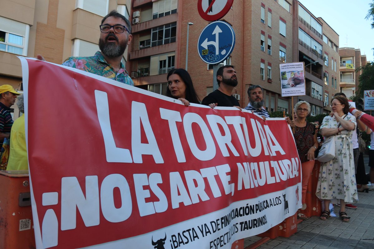IUV_Murcia's tweet photo. 🐃 La tortura no es ni arte ni cultura.
Manifestación esta tarde en Murcia contra el maltrato animal, salvaje y troglodita.

Desde @IzquierdaUnida nos ponemos de frente y defendemos la abolición de las corridas de toros así como el uso de animales en espectáculos.

#NoEsMiCultura https://t.co/1sGiENlx8i