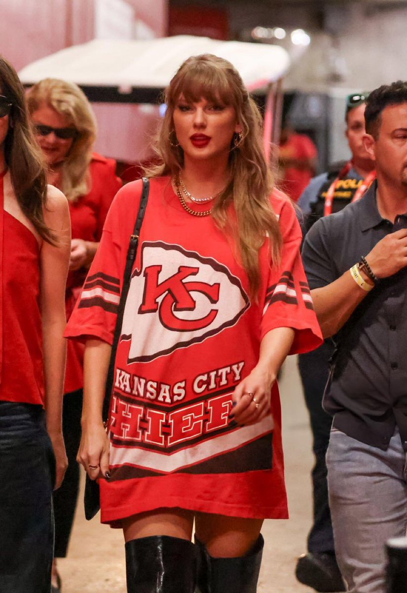 tswifterastour's tweet photo. 🚨| Taylor Swift stuns in 'Kansas City Chiefs' jersey at today's Chiefs vs Bengals game! https://t.co/BejQcwR7hv