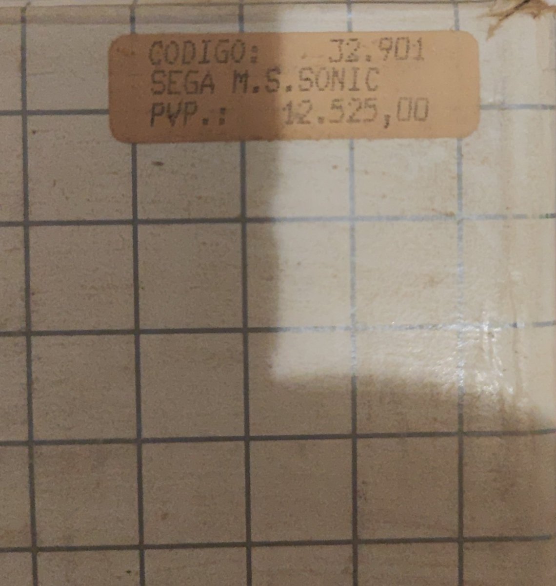 mochiladelfriki's tweet image. Mi primera consola, que aún conservo, fue la #MasterSystemII que compré allá por 1992 (gracias a los ahorros al 🫰 de la comunión) Aquí les dejo foto de su precio: 12.525 pesetas. Vino con #SONIC y Alex Kidd. Buenas noches mochiler@s!