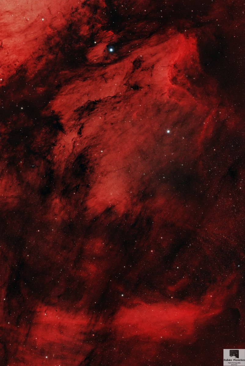 IC5070 o Nebulosa del Pelícano en la constelación de Cygnus (nebulosa de emisión). Resultado de apilar 33 fotos de 5 minutos cada una el pasado 3 de Agosto desde el puerto de Laguarres (Huesca). Filtro L-Enhance.
Condiciones medianamente buenas, Bortle 3.