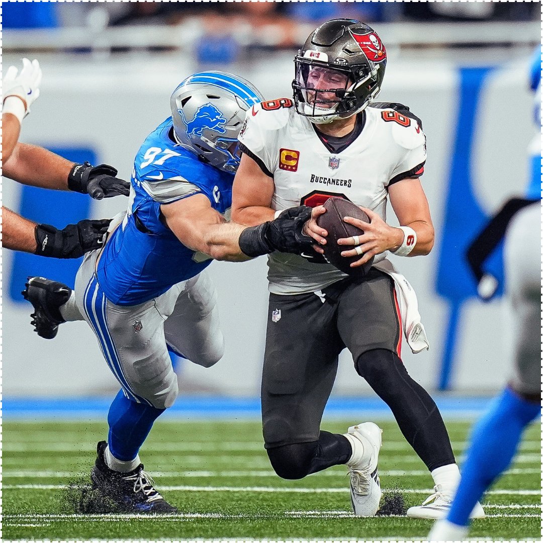 MySportsUpdate's tweet photo. Aidan Hutchinson is up to 5 sacks today. 

UNBLOCKABLE. https://t.co/b7a2A246Cx