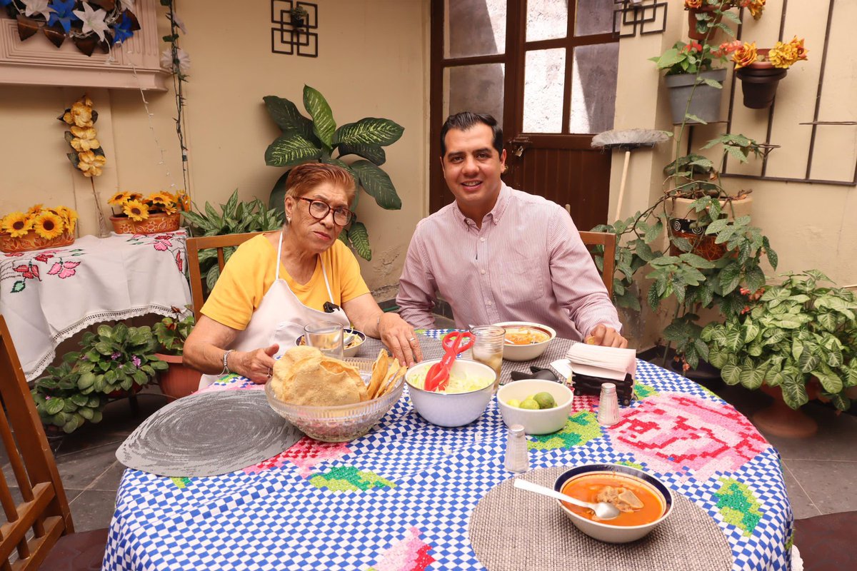 ArielMaaLopez's tweet photo. La Sra. Katita fue una de las primeras líderes vecinales que adquirió y aprovecho el paquete pozolero de la @cnopdurango nos invitó a probarlo, le quedó 👌.
Buen provecho y que ¡Viva México! 🇲🇽❤️                     #Durango #Pozole #DíaDelGrito https://t.co/56tkybEtKs