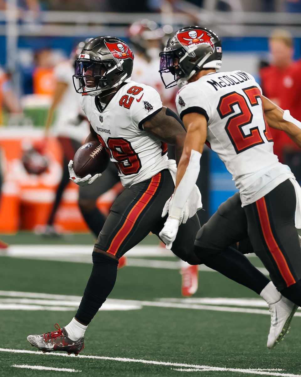 Buccaneers's tweet photo. He's too crafty 🔥 https://t.co/3vVYUKAFaY