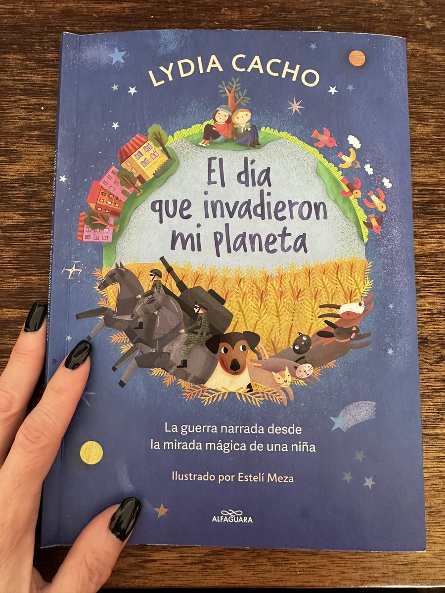 Esta belleza de @lydiacachosi se escribió entre “los misiles, las explosiones, las noches de grillos y el viento que advierte un día más entre tanques”, en #Ucrania. Es un homenaje a niñas y niños de manos grises, que no pueden acariciar a sus familiares. <a href="/penguinlibrosmx/">Penguin Libros México</a>