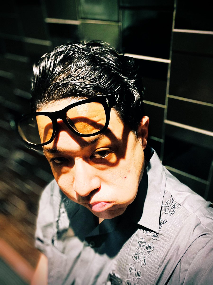 RKPDhk008's tweet image. HICONIi "ESTILO" 15 Septiembre 2024
#CamisaCubana
#UnPañuelo
#GafasDeSol
#VANS