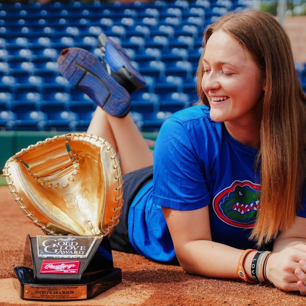 Couple 𝐆𝐨𝐥𝐝 𝐆𝐥𝐨𝐯𝐞 Gators 🏆 🐊 

#TeamRawlings #RawlingsGoldGloveAward <a href="/GatorsSB/">Gators Softball</a>