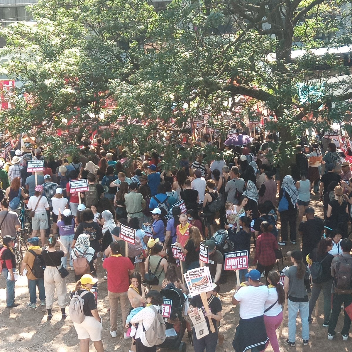1/2
We took to the streets of Toronto again today to demand, united, immigration justice and permanent resident status for undocumented people, and to say ‘No to Racism.’ 
#StatusForAll #ImmigrationJustice #NoToRacism