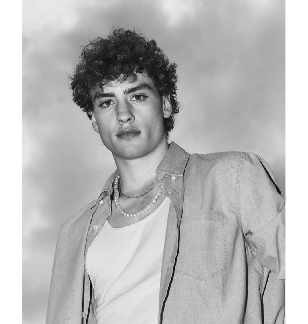 Mais je pleure encore comme un gamin, quand je bois et que dans mon coeur tu reviens.