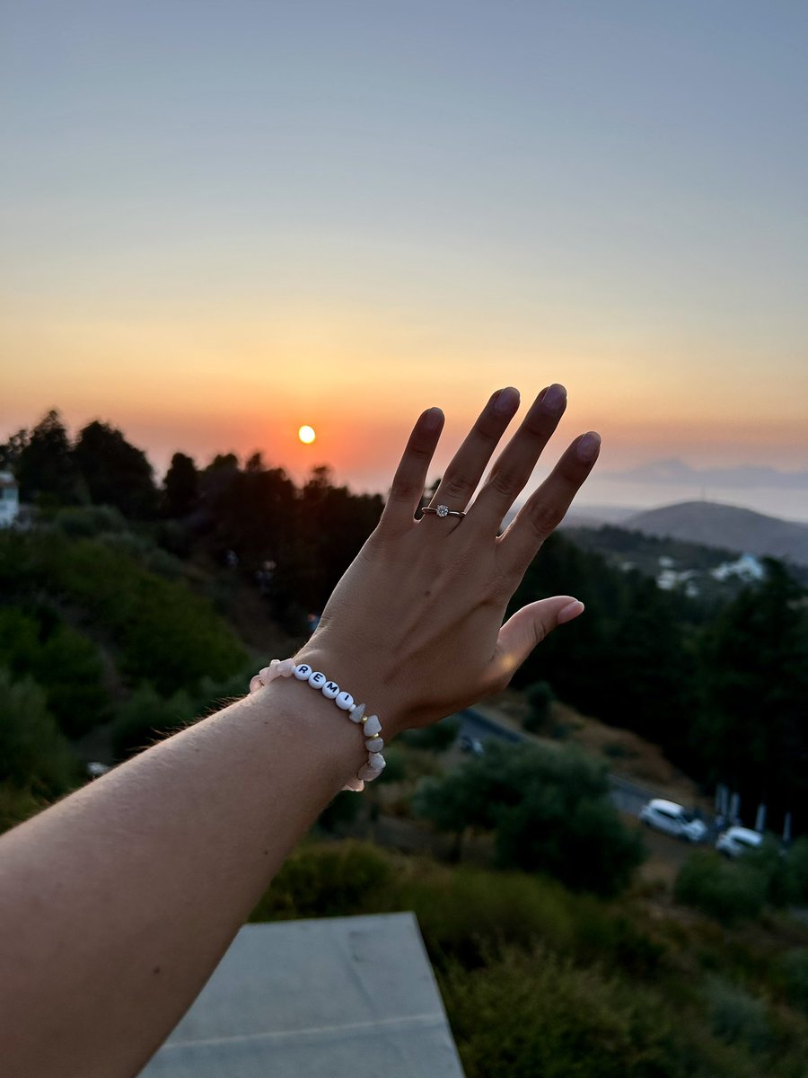 Miss Roberts tweet media