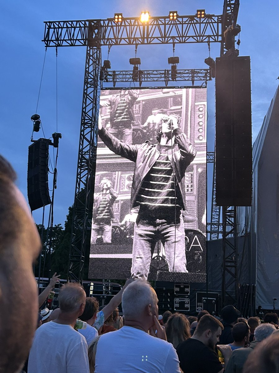 Miss Roberts tweet media