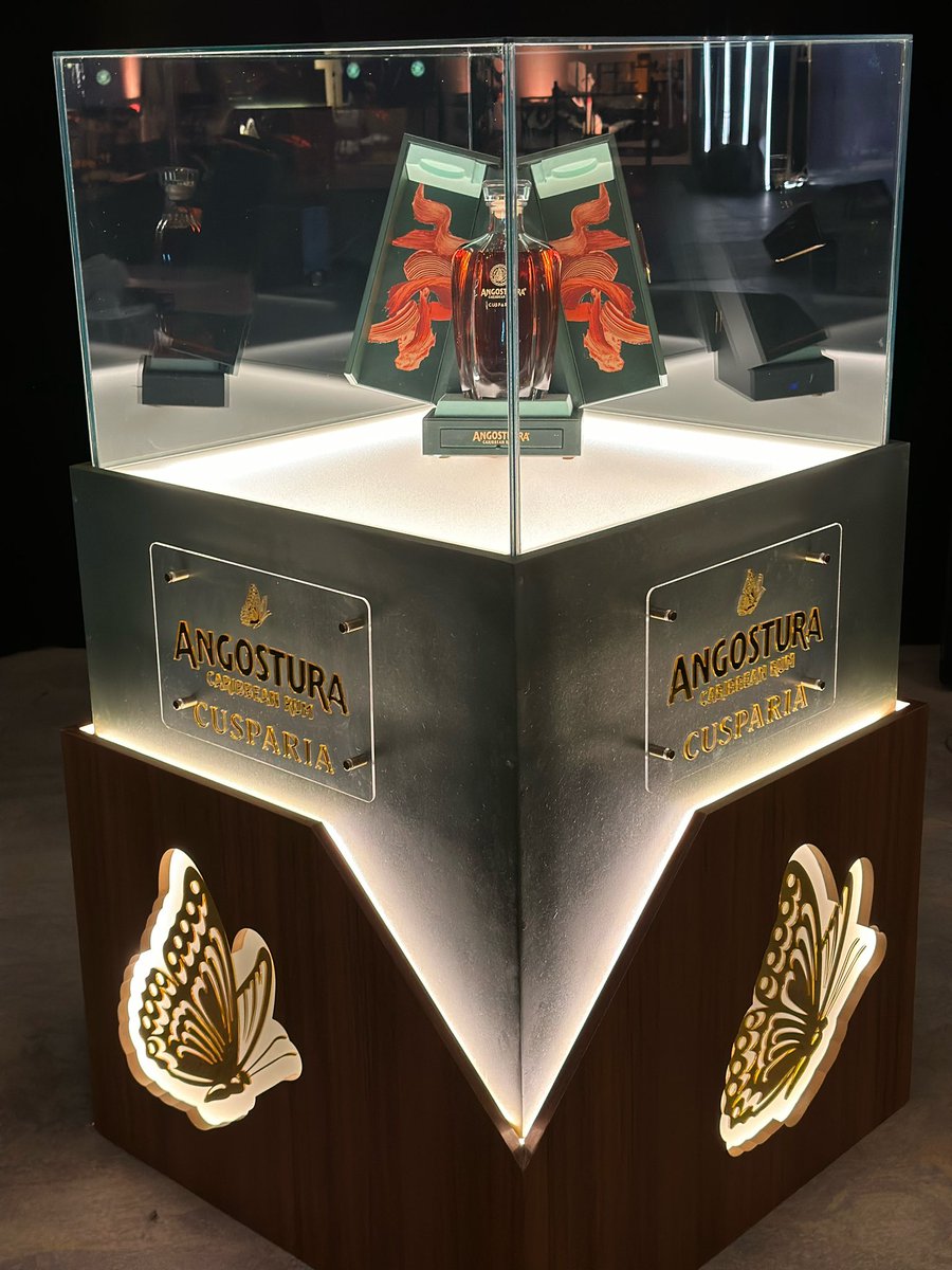 shopcraftedhub's tweet photo. Twin Premium Showcases launching the new Cusparia Premium Rum by Angostura 

Designed by: @djdegannes 
All work done in-house by: @xbass961 @djdegannes @_shaniapeters 

Glass by: Kevon’s Glass Company 

Mock up ➡️ Reality 😍 https://t.co/Z1AoMuVMLE