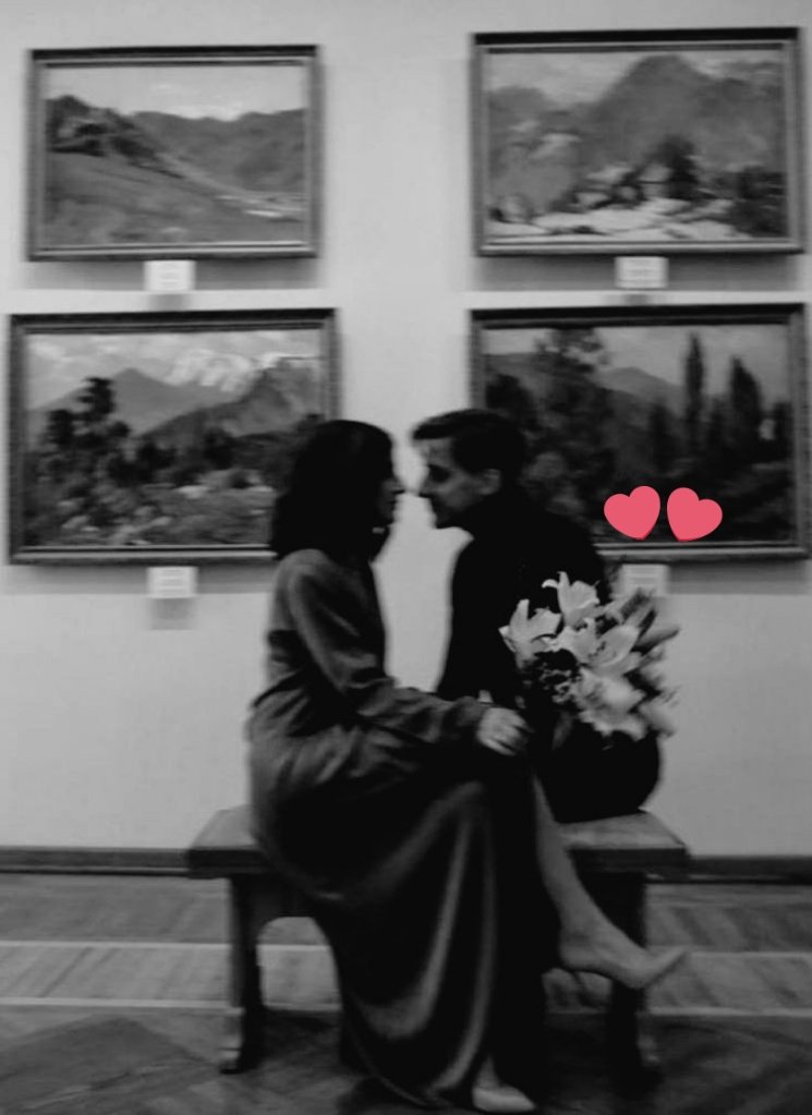 प्यार मिल जाता है चाहत नहीं मिलती सबको 
दोस्ती में भी मोहब्बत नहीं मिलती सबको 

सैकड़ों जाते हैं दरवाज़े पे दस्तक दे कर 
दिल में आने की इजाज़त नहीं मिलती सबको 

-शकील आज़मी