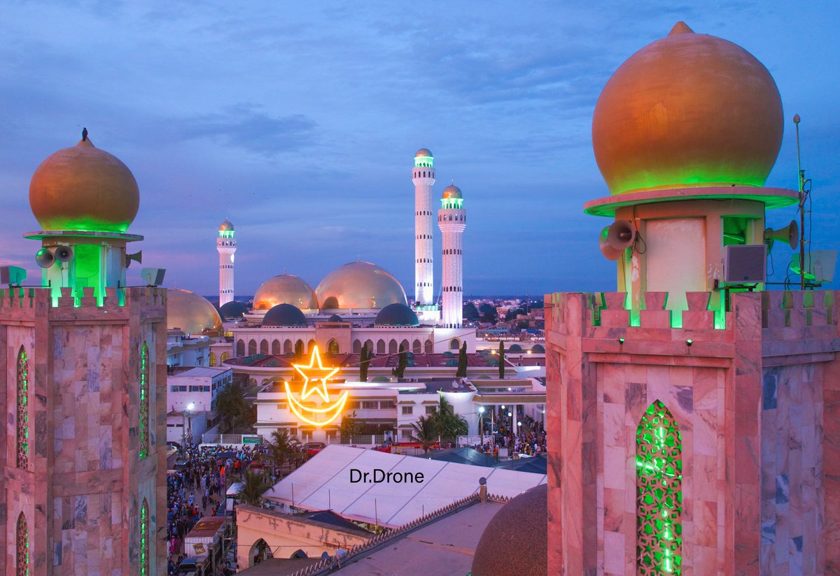 Dr__Drone's tweet photo. Couchant doré, la mosquée de Tivaouane s'illumine,  
L'horizon embrasé, l'âme se recueille, divine.

#DroneSenegal #Kebetu
#MosquéeDeTivaouane 
#Sénégal #Minaret #Patrimoine https://t.co/PBtzn9T3WM