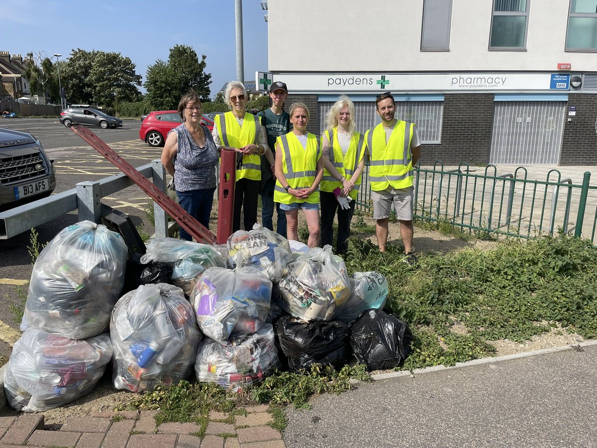 A very belated thank you to everyone who helped at the recent Love Gillingham Litter Pick in Balmoral Gardens / Gillingham High Street on Sunday 1st September - we collected 19 bags of rubbish! 

#LoveGillingham #LoveWhereYouLive 💚🌳♻️