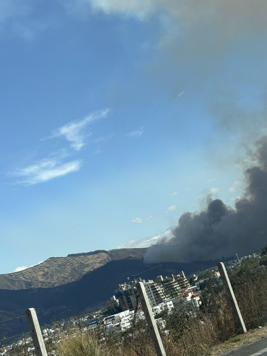acsaltos97's tweet photo. Incendio en Ilaló, la foto es tomada desde cumbayá @BomberosQuito @Riesgos_Ec https://t.co/BRFW1tPxtb