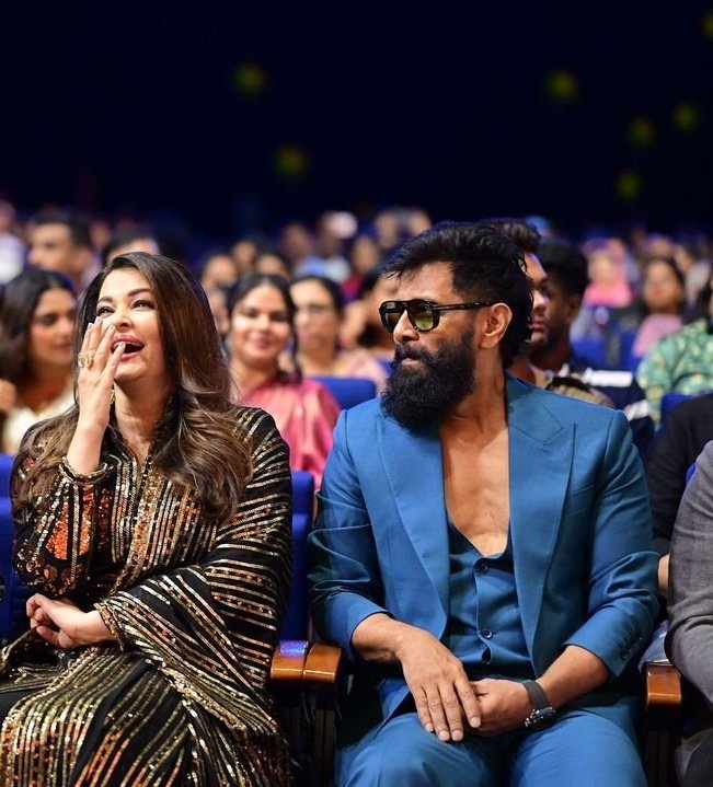 Day 10000 of Vikram admiring his nandhini🫶😗