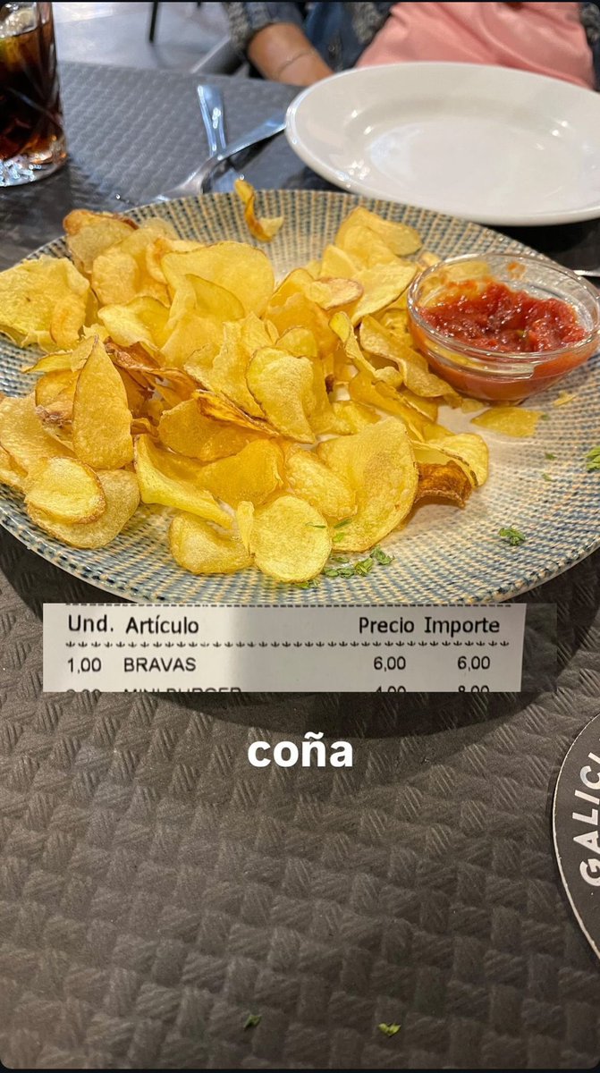 No me estoy creyendo esto. He ido a un bar a cenar, he pedido una racion de patatas bravas y me han traido esto. 

no es ningún tipo de coña.