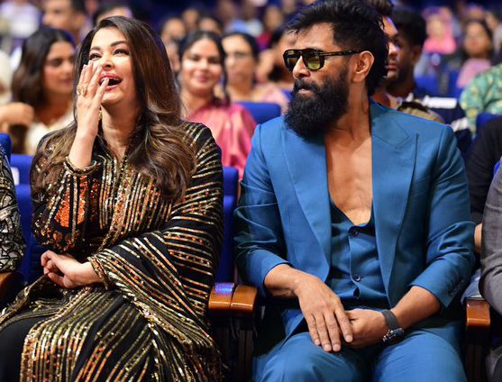 Love to see parents being happy 😊 

#AishwaryaRai #ChiyaanVikram <a href="/chiyaan/">Vikram</a>