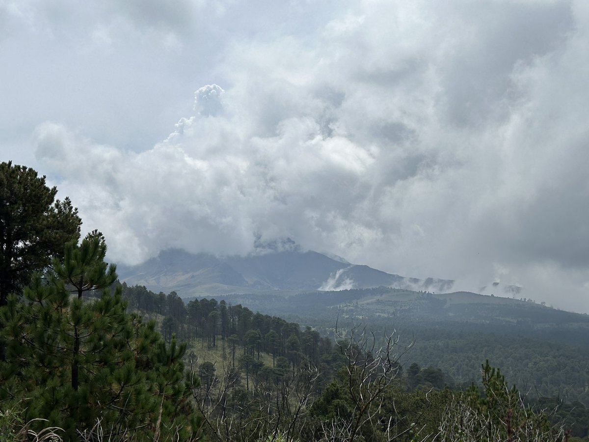 jrambaud's tweet photo. #Popocatépetl no se dejó ver hoy de cerca. Aún así, entre #nubes, #nieblas y #fumarolas es impresionante. Vistas de Paso de Cortés, a unos 3.800 m #Mexico #Volcan #Volcano https://t.co/EOOtc74tJN