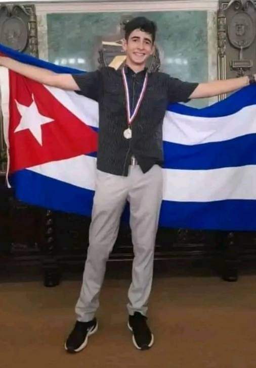 Alcanzó Medalla de ORO el estudiante Cristian Barrero Hernández, del IPVCE Antonio Maceo de #SantiagoDeCuba, en la Olimpiada Iberoamericana de Biología.
Junto a otros estudiantes de todo el país, han puesto en alto a #Cuba que
por dos años consecutivo se lleva todos los honores.