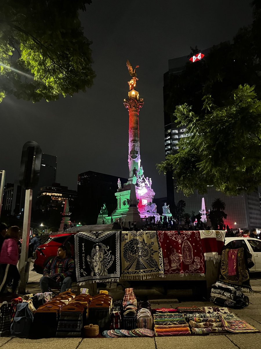 Desde acá gritemos para que ensordesca el ciego. ¡Viva México Cabroneeees!  Nuestra nación es más grande que la idea ruín que nos quieren vender de “pueblo”.