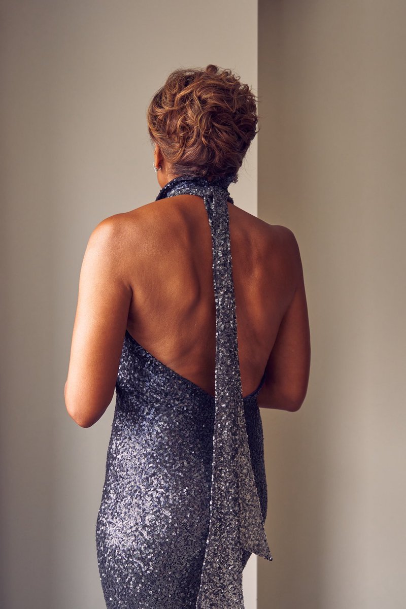 At the #emmys tonight dressed gorgeous ⁦<a href="/RobinRoberts/">Robin Roberts</a>⁩ in ⁦<a href="/MarcBouwer/">Marc Bouwer</a>⁩ couture midnight blue ombré micro sequin halter gown with long tie back