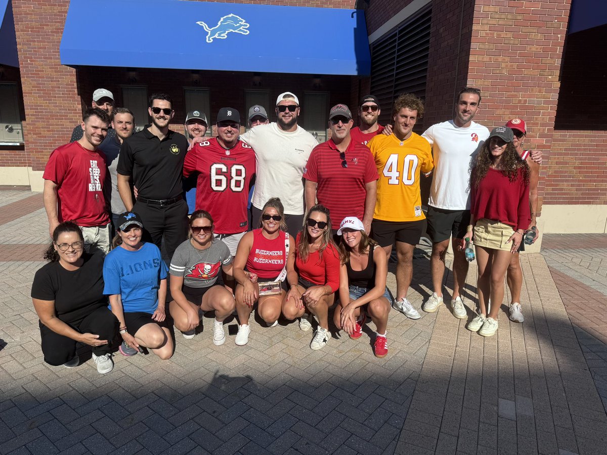 LauraMayGleason's tweet photo. Ford Field
Thanks for a great day of tailgate and football!🏈🧢
Supporting all…

#DetroitLions
#TampaBayBuccaneers
#UniversityofMichigan
#OhioStateWomansHockey https://t.co/qFi2UfuEWS