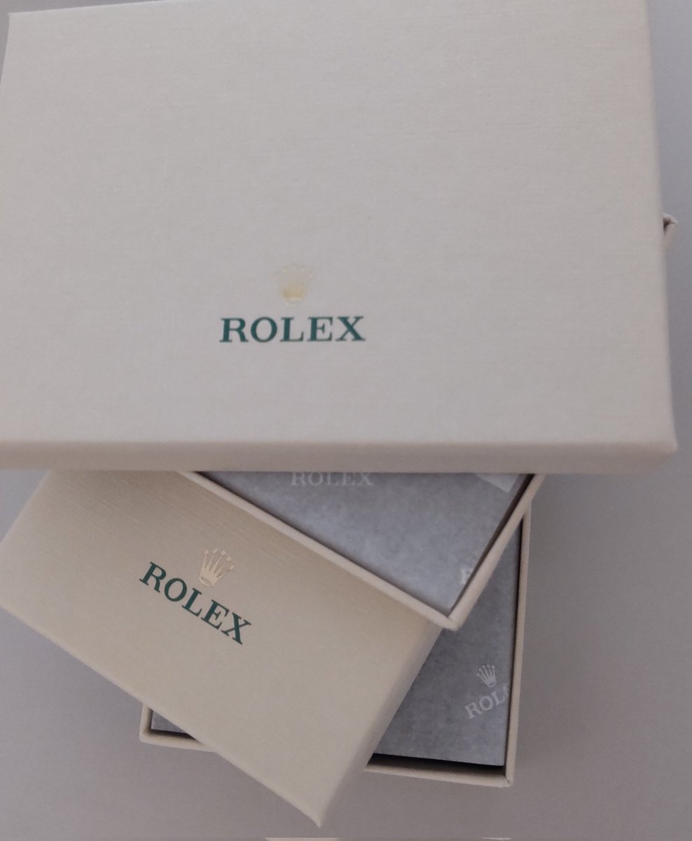 TOKYO__ROLEX's tweet photo. 連休に自宅で掃除をしていたら、ロレックスを購入した際にいただいたノベルティが出てきました。
最近時計を購入していないので、今も貰えるのかは不明です。🤷 https://t.co/kuJpbSaAjA