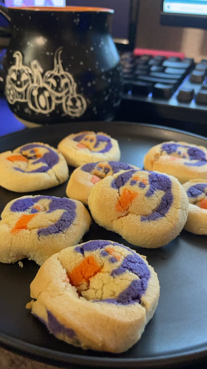 MerlinGhost_'s tweet image. First time making the famous Halloween cookies!! They’re pretty good actually 😋