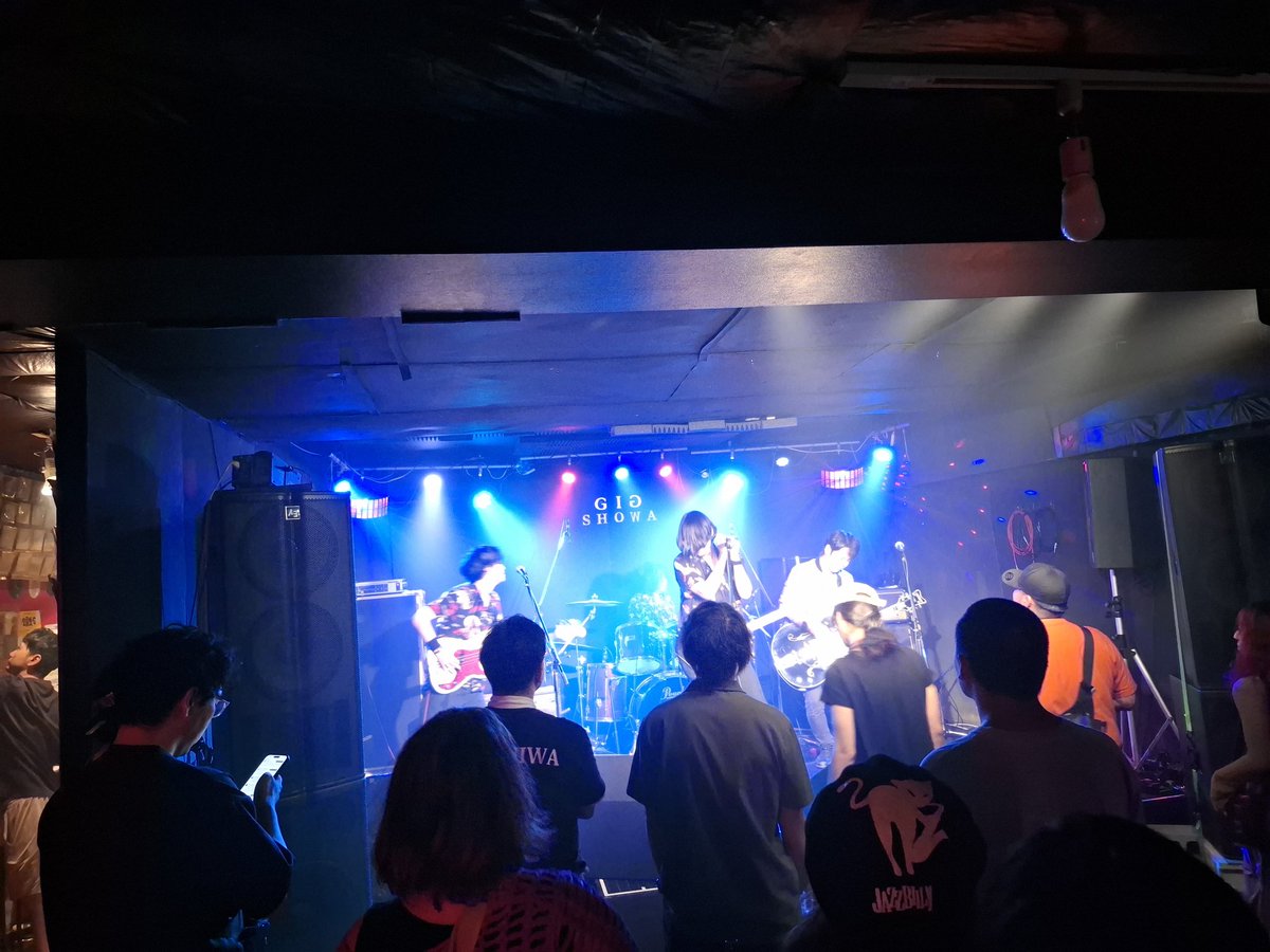 昨日は途中参加・途中離脱だったけど行ってよかった～✨活動休止しちゃうDATURASはめちゃめちゃかっこよかったし、やっと観れたアバウティーズもロックンロールど真ん中ですごく好きな音だった！ライブは迷ったら行くのが正解🙆