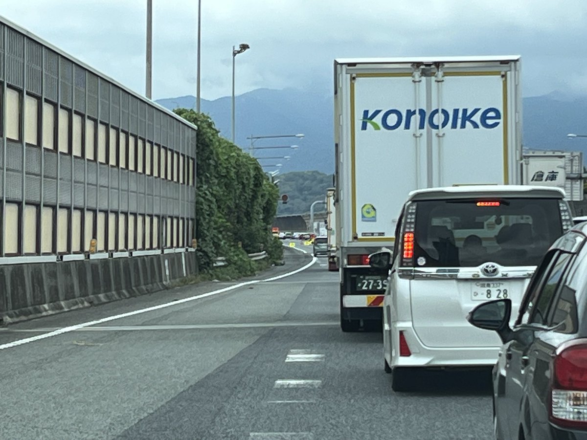 hidechin13's tweet photo. ちょっと動き出した！
 #東名高速　#東名　#事故 https://t.co/pXb4QGxoWb