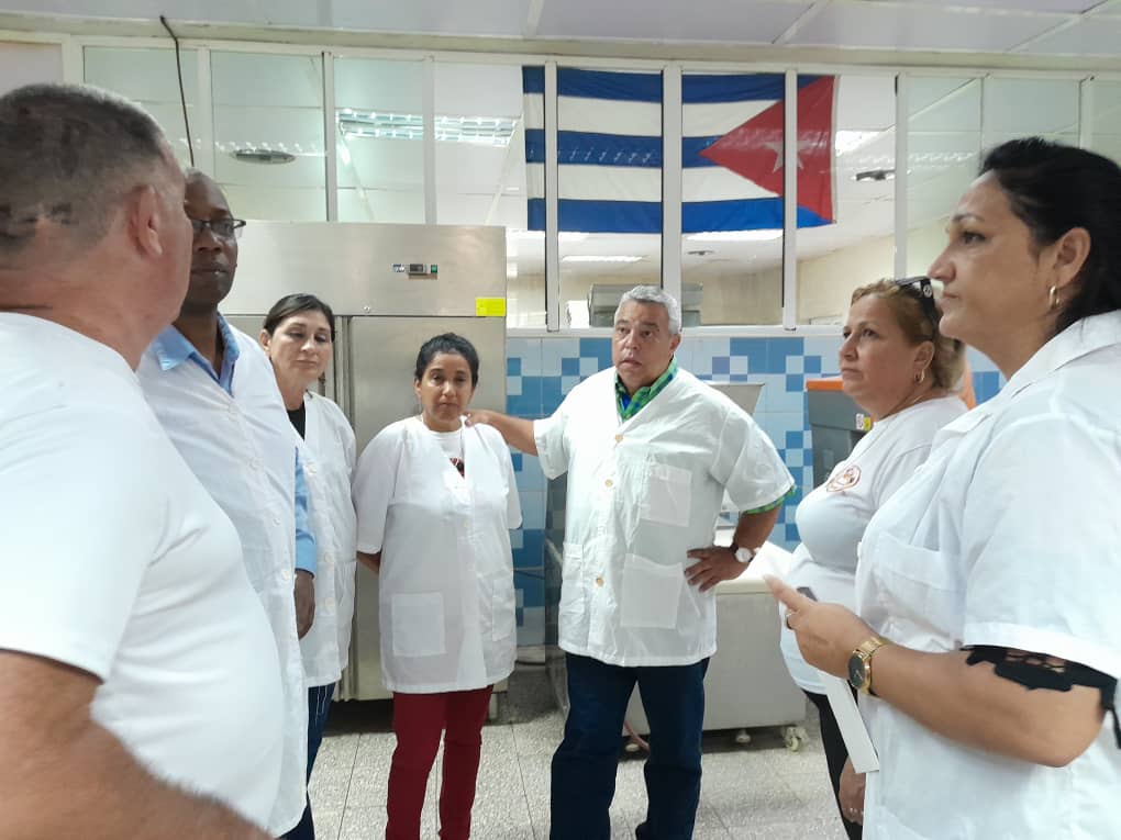 QueipoRuiz's tweet photo. #ResumenHolguinero semanal: 
Junto al Secretario General de la CTC @UlisesGuilarte visitamos la Mipyme estatal de Alimentos Tres Coronas donde apreciamos  la calidad y variedad productiva del centro. Colectivo innovador, trabaja con #HonorHolguinero por #HolguínSí y por #Cuba. https://t.co/2QNhT5QUeE