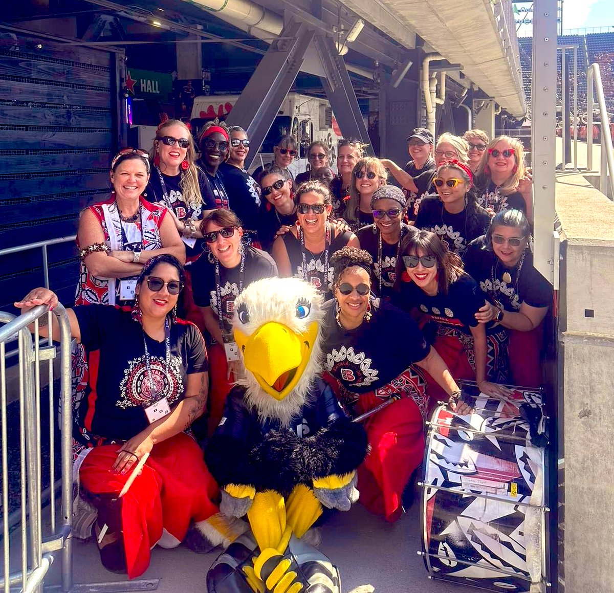 BatalaDC's tweet image. Thanks for letting us entertain the crowd @WashSpirit 🥁
Congrats on the shutout and clinching a playoff spot! ⚽️