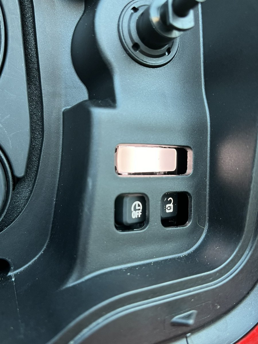 burnsiemcside's tweet photo. @renault_uk not a great first charge experience with my new Renault Scenic e-tech…☹️. The charger unlock button fell into the casing and now I won’t be able to detach the charger…🤷. Quite a fundamental problem on such a small, basic component. Can you help? https://t.co/7zhbYxfVvP