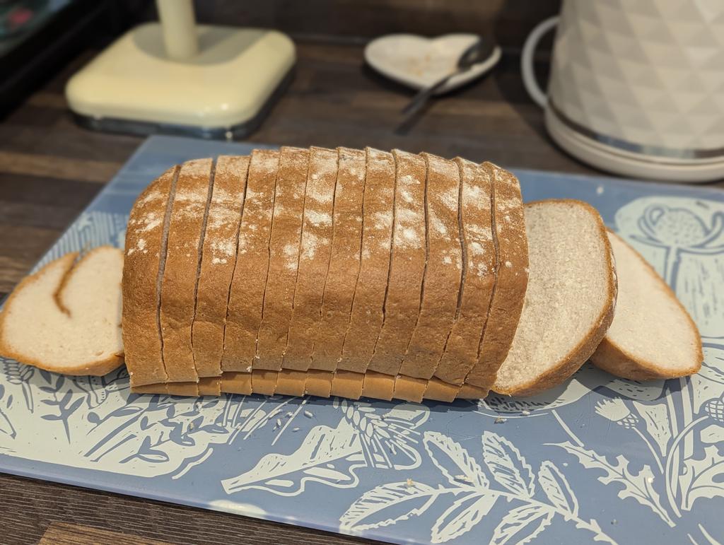 sameatwell's tweet image. YEARS I've been practicing my manual home slicing skills. Turns out @Warburtons @warburtonsgf #glutenfree sourdough loaf is the perfect specimen! 👌😇😄

#bread #food #skill #kitchen