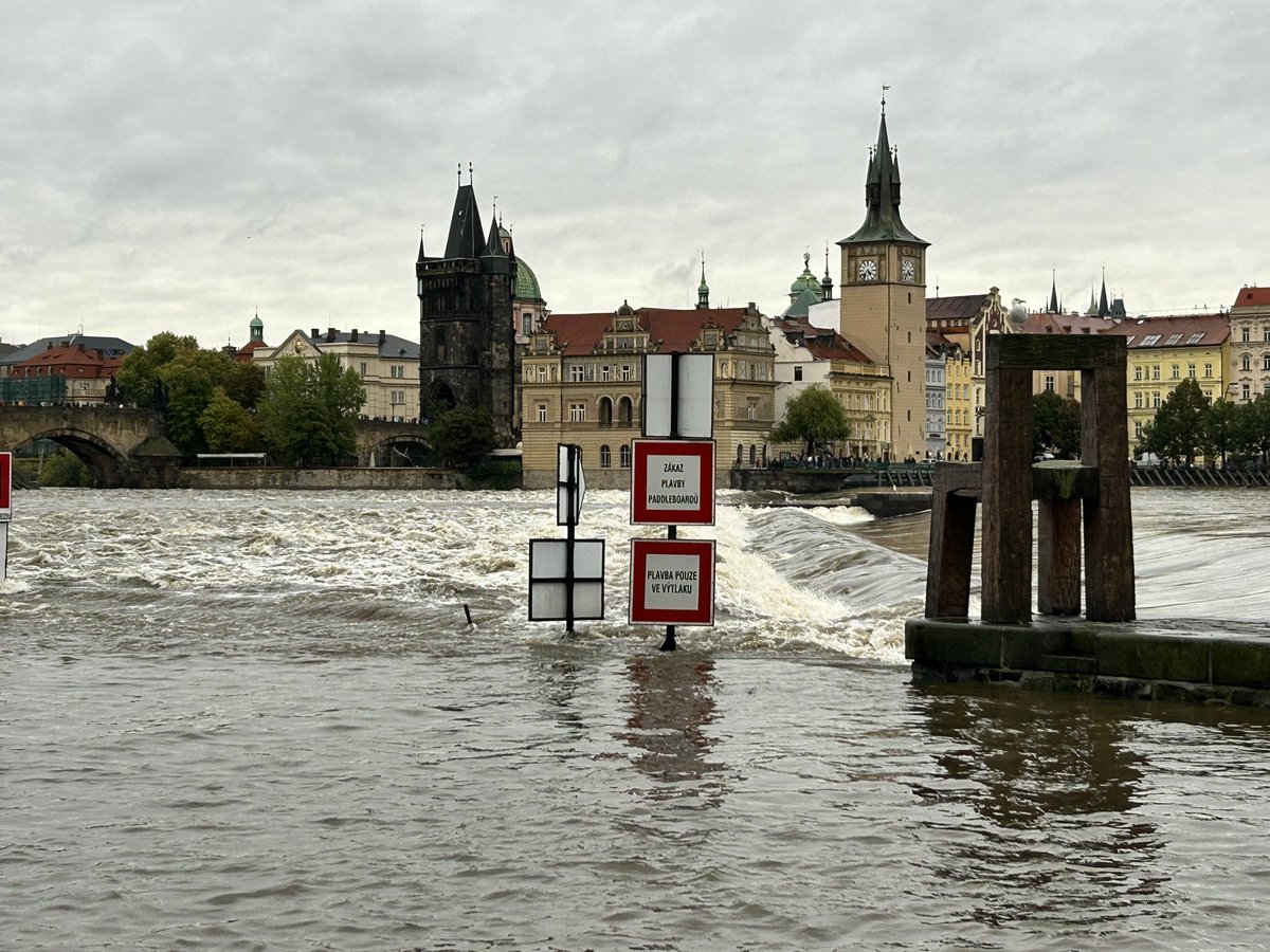 TRadomerska's tweet photo. Praha 1 je připravena.
Kampa je zajištěna protipovodňovými stěnami 
✅ Čertovka uzavřena vraty
✅ Čapadlo je opatřeno protipovodňovou stěnou 
✅ proražená nábrežní zeď pod Intercontinentalem je jištěna pytli s pískem, betonovou zdí a mobilní protipovodňovou stěnou https://t.co/9QxOlQ6tHm