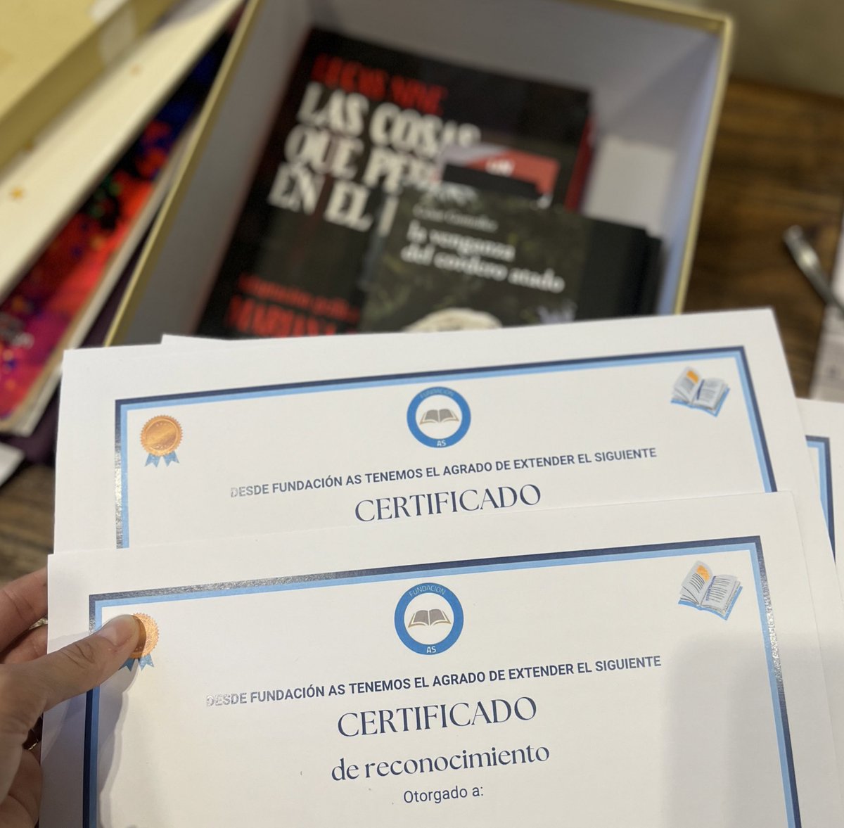 AnitaSicilia's tweet photo. El finde estuvimos trabajando 📚🩵
Caja con libros nuevos de regalo, para repartir entre los participantes del taller de lectura, y sus respectivos certificados
Rumbo a Santa Fe 🇦🇷 #adolescentes #ContextoDeEncierro https://t.co/GAggd0s5Hd