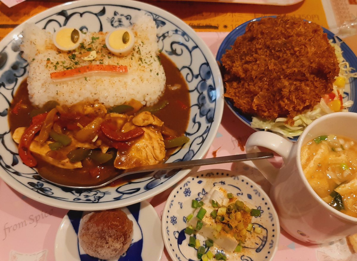 kinocokesh's tweet photo. ねこねこのお店でランチ。
ご飯も猫ちゃ���でびっくりかわいい♡　ハムカツ分厚くておいしかった。
#猫 https://t.co/2lbBFQsTls