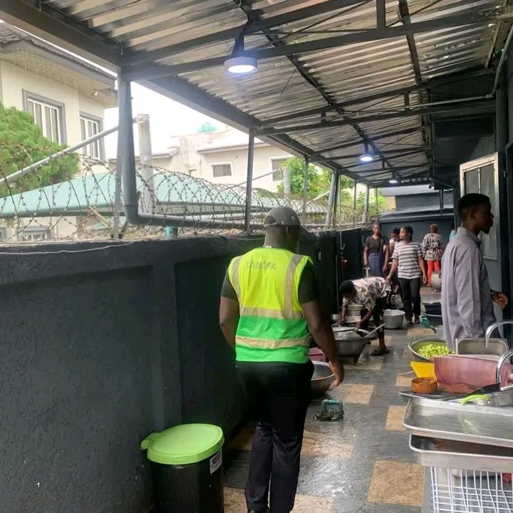 BoxNaijaTv's tweet photo. Lagos state govt seal up Cubana Chiefpriest’s eatery over noise pollution and environmental infractions

Tags: Dangote Refinery NNPCL Nigerians  #RevolutionNow Malta Asari Port Harcourt Naira https://t.co/uflXQpkPXI