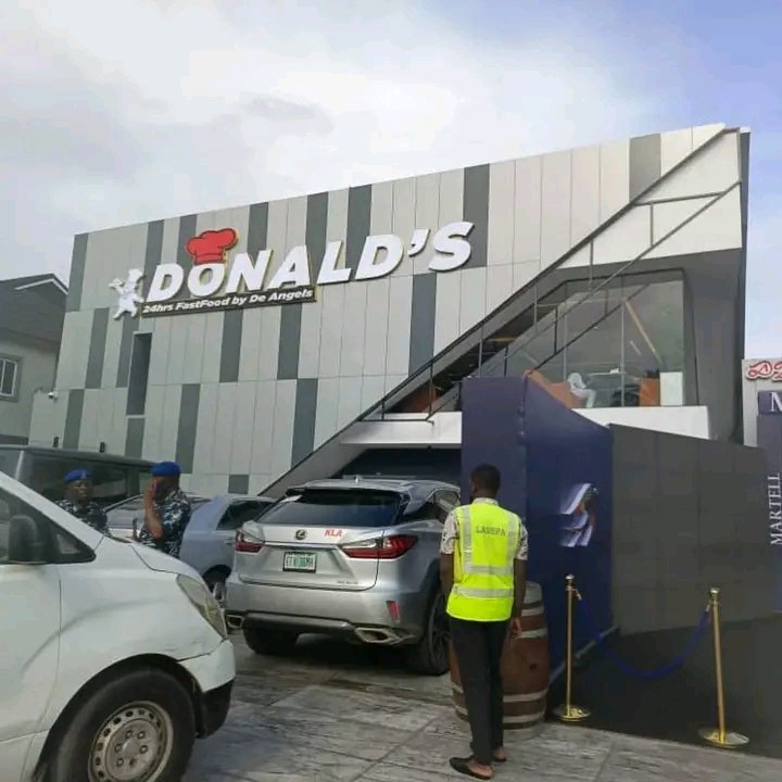 BoxNaijaTv's tweet photo. Lagos state govt seal up Cubana Chiefpriest’s eatery over noise pollution and environmental infractions

Tags: Dangote Refinery NNPCL Nigerians  #RevolutionNow Malta Asari Port Harcourt Naira https://t.co/uflXQpkPXI